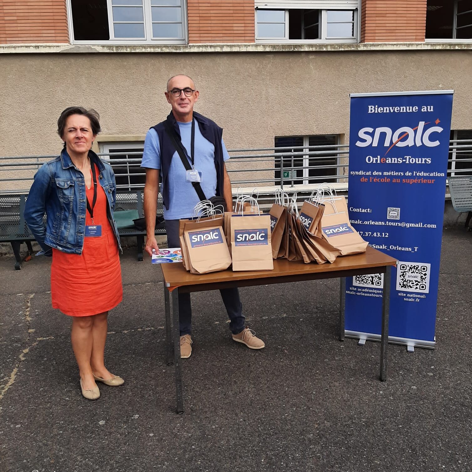 Gwenola LE HOANEN (vice-présidente académique) et Serge BERTRAND (section départementale 41) étaient sur le pont dès mercredi matin pour accueillir les PES à l'INSPÉ de Blois.