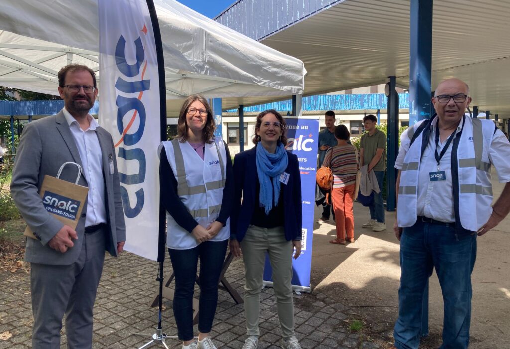 François TESSIER (président académique), Camille NIMPER (secrétaire adjointe 2nd degré), Alexandra PASCUAL-VIVET (section départementale Loiret-Ouest) et Damien AUBRIET (section départementale Loiret-Est) étaient présents pour l'accueil des stagiaires du 2nd degré à l'INSPÉ d'Orléans.